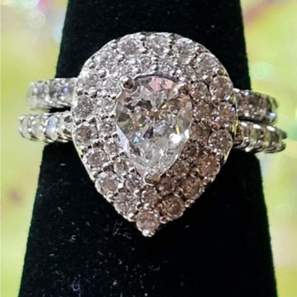 14kt White gold GIA certified Pear-Shaped Diamond Engagement Ring
